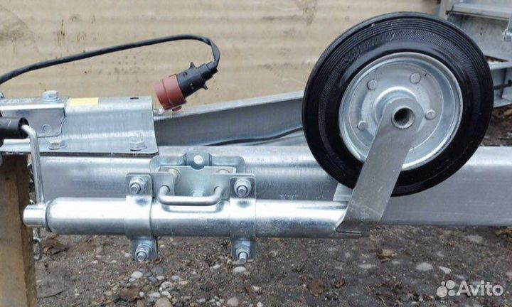 Поворотный хомут для опорного колеса