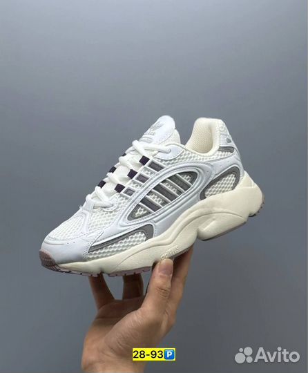 Женские кроссовки Adidas