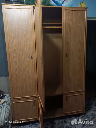 Шкаф платяной