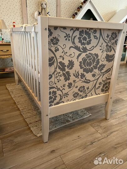 Детская кроватка из массива с матрасом