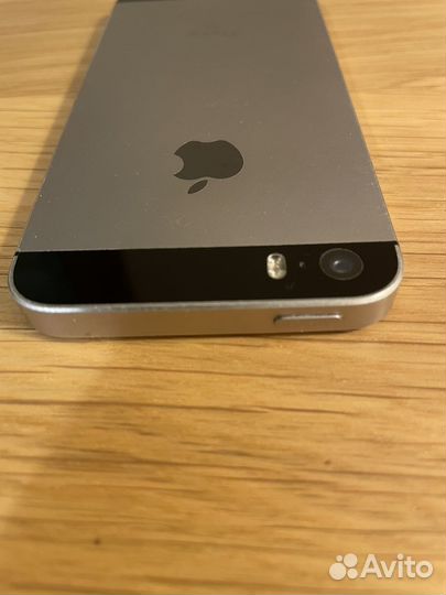 Телефон iPhone se 2016