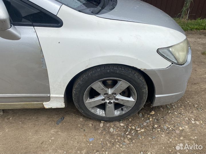 Продам крыло Honda Civic 4D