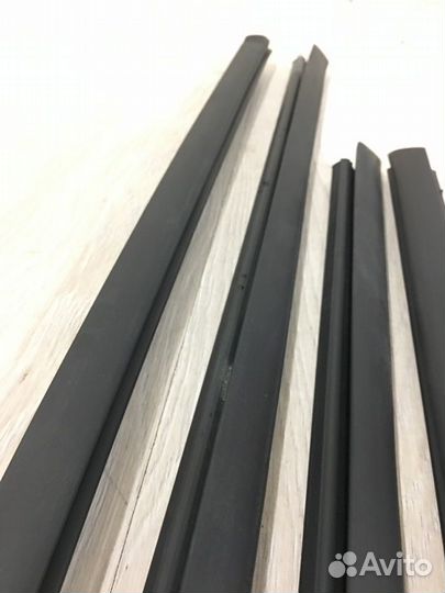 Уплотнитель стекла двери Mercedes Benz E350 W211