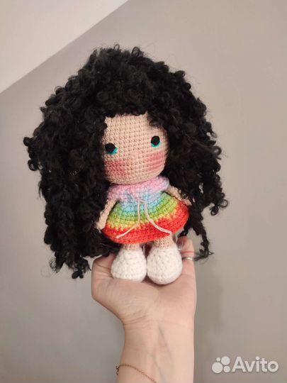 Кукла ручной работы с кудрявыми волосами