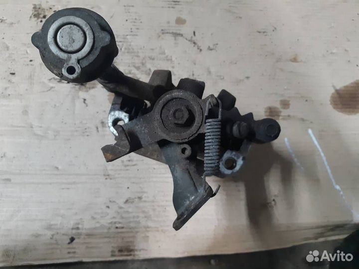 Суппорт задний левый Opel Astra J 2010