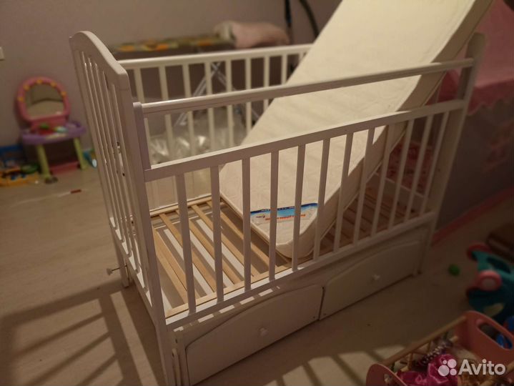 Детская кроватка с маятником белая