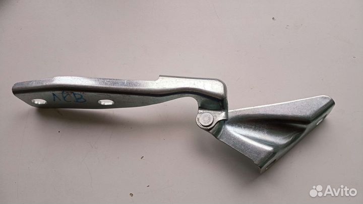 Петля капота для гранты левая