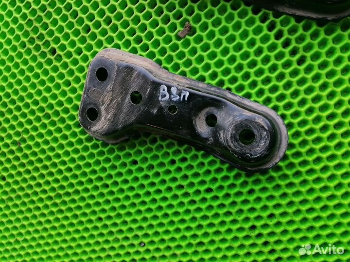 Кронштейн передней балки на VW Passat B8 2015-2019