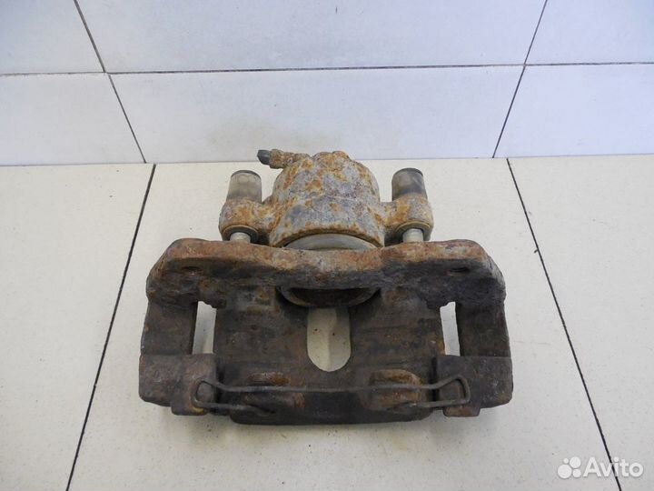 Суппорт передний левый Avensis I 1997-2003