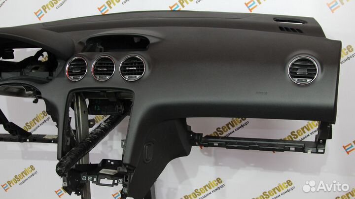 Торпедо Peugeot 408 панель приборов