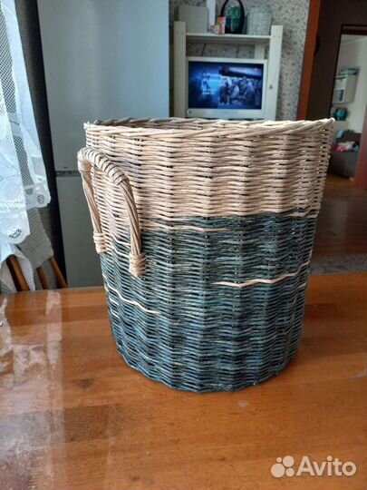 Корзина плетеная из бумажной лозы