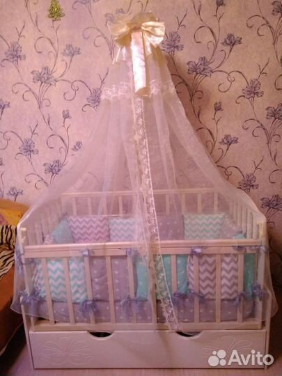 Детская кроватка с пультом управления