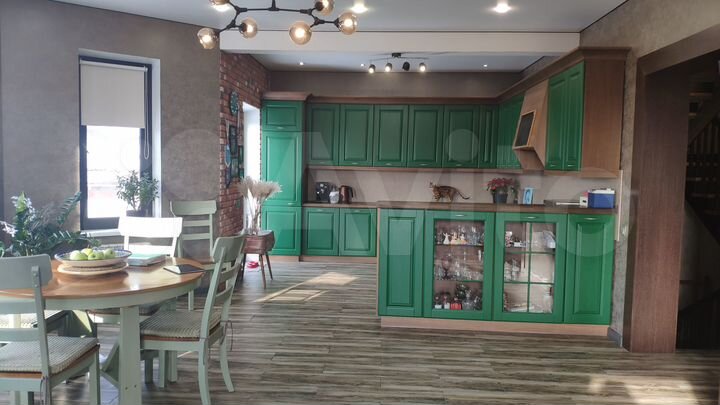 Коттедж 330 м² на участке 10 сот.