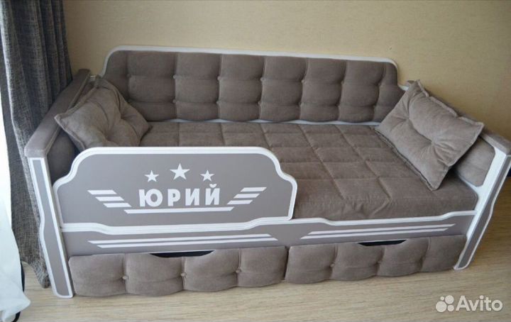 Новая кровать с пружинным матрасом в комплекте