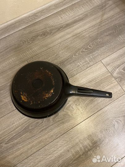 Сковрода с антипригарным покрытием