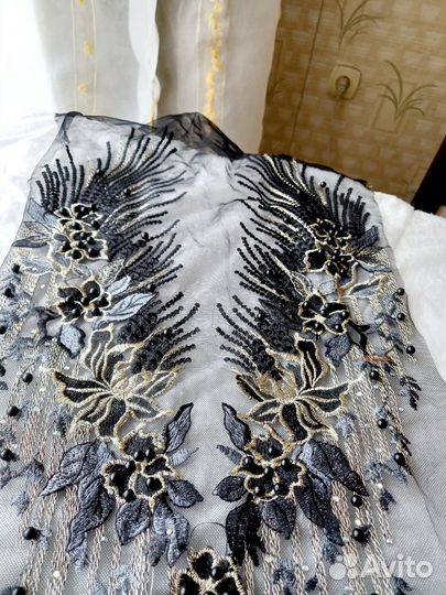 Красивая аппликация, кружево чёрное с золотом