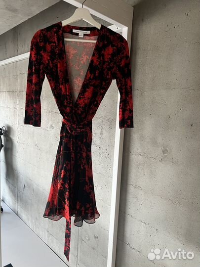 Платье с красным принтом Diane Von Furstenberg