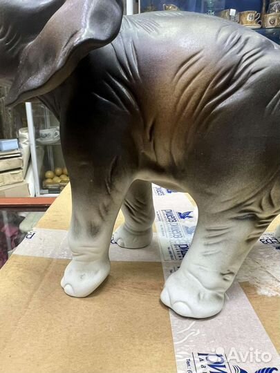 Красивая статуэтка слона. фарфор. чехия