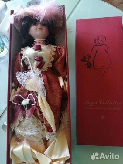 Кукла фарфоровая