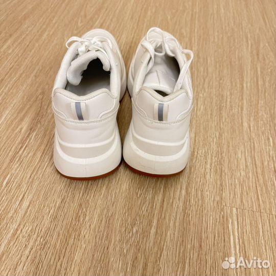 Кроссовки женские