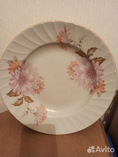 Тарелки, блюда, супницы