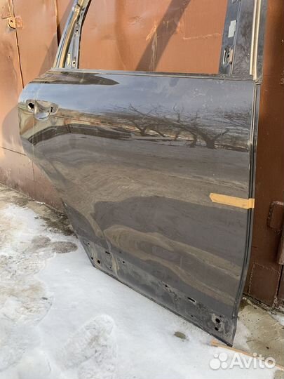 Задняя правая дверь на VW Touareg 2,оригинал