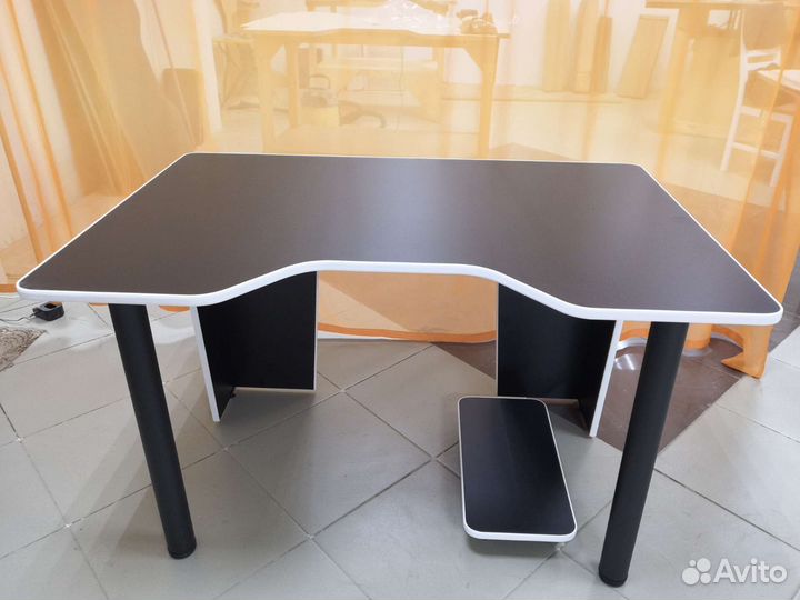 Игровой, геймерский компьютерный стол