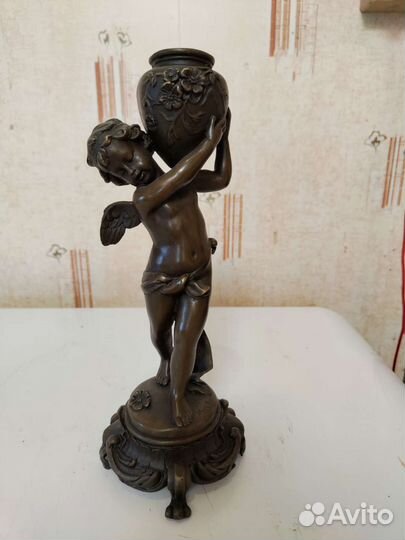 Бронзовая скульптура Ангелочек с кувшином