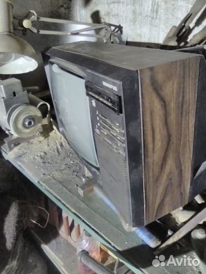 Старинный телевизор изумруд, сделан в стране СССР