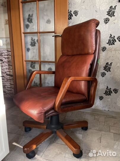 Кожаное кресло