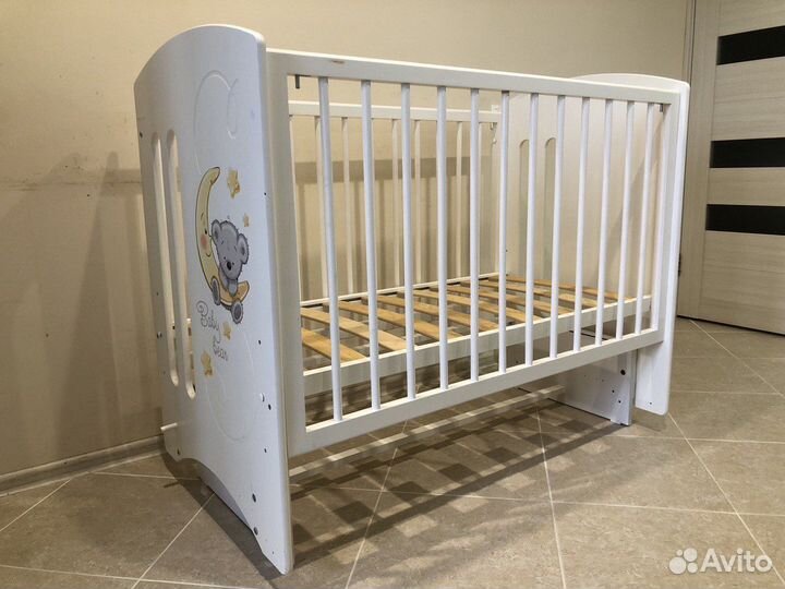 Детская кроватка с маятником белая