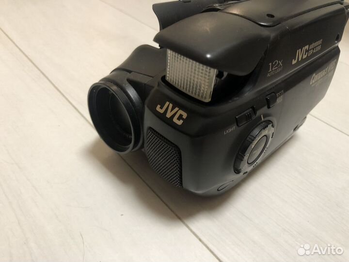Видеокамера JVC GR-AX66