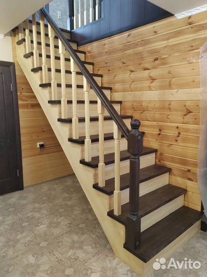 Лестница из ясеня на металлическом каркасе