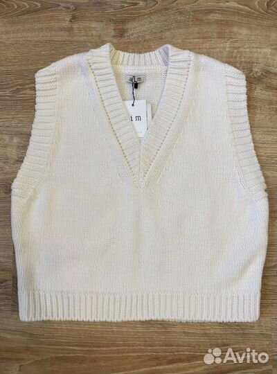 Жилет вязаный