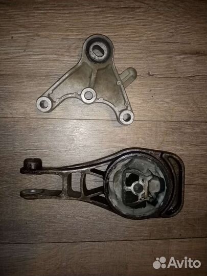 Подушка двигателя