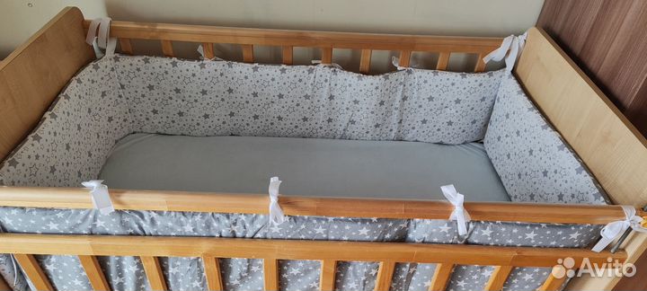 Детская кроватка с маятником