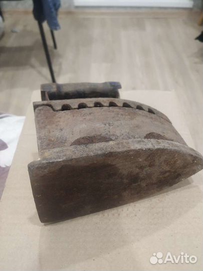 Старый утюг на углях