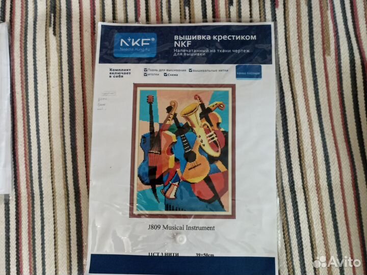 Схемы и остатки ниток для вышивания крестиком