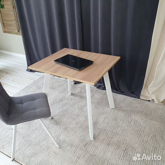 Компьютерный стол Ник Дуб 80*70 см. Белые ножки