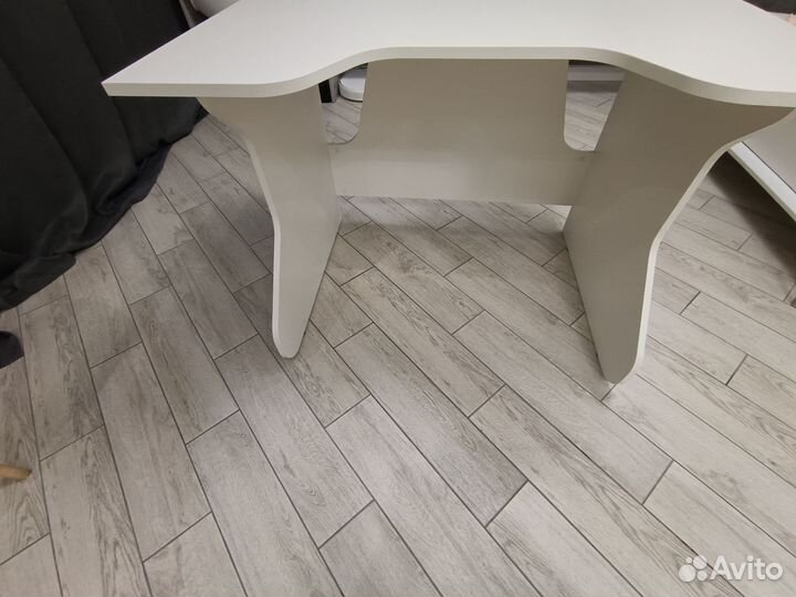 Компьютерный стол белый