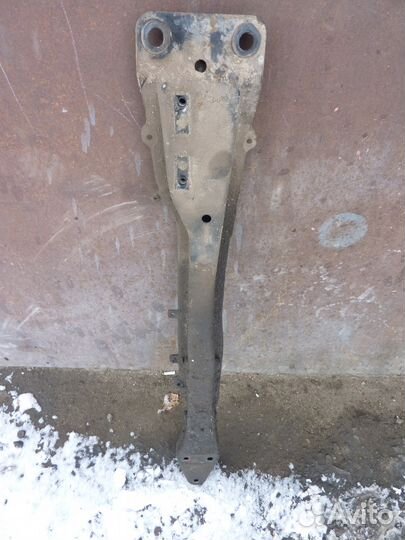 Nissan Primera P12 балка крепления двигателя