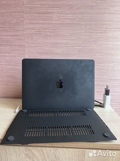 Пластиковый кейс на MacBook Pro