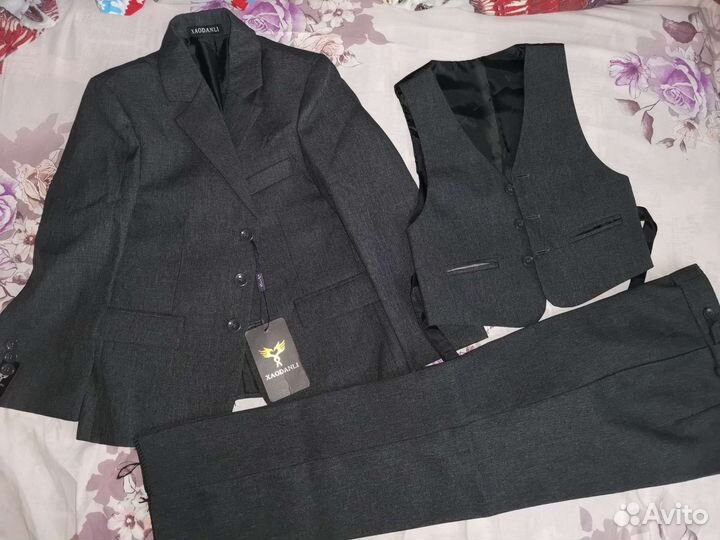 Костюм тройка новый на 116-122см