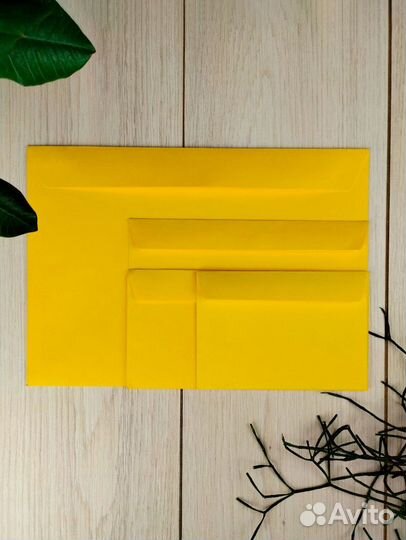 Цветные конверты с прямым клапаном желтые