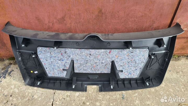 Обшивка двери багажники Volkswagen Golf VI