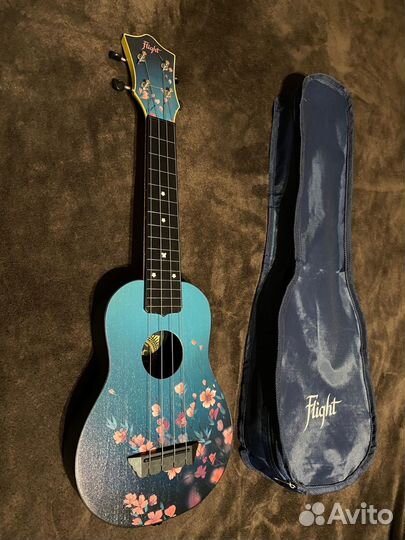 Укулеле в чехле