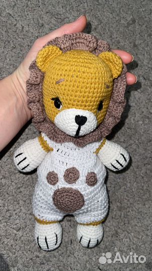 Вязанный львенок