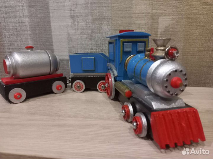 Паровозик деревянный