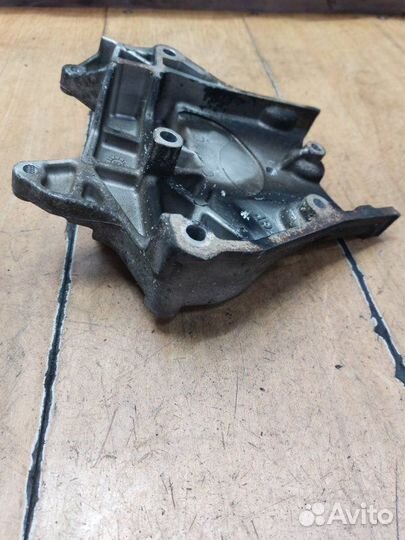 Кронштейн двигателя Opel Zafira B Z19DT 2007