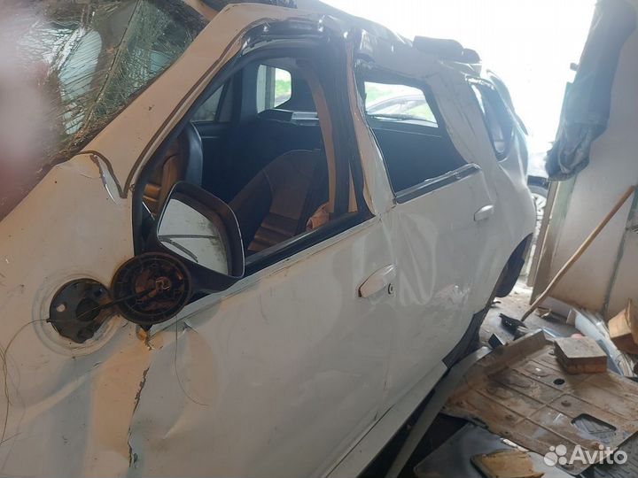 Renault Duster 2.0 МТ, 2017, битый, 98 000 км